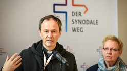 Bernd Hagenkord und Maria Boxberg, beide Theologen und Geistliche Begleiter des Synodalen Wegs / © Harald Oppitz (KNA)