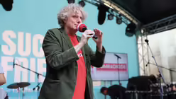 Bernd Knopp moderiert auf der Bühne. / © Martin Biallas (DR)