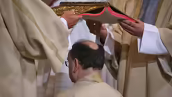 Portrait - Bertram Meier kniet w&auml;hrend der Bischofsweihe im Dom unter dem Evangelium / &copy; Karl-Josef Hildenbrand (dpa)