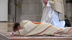 Bertram Meier, neuer Bischof der Di&ouml;zese Augsburg, liegt w&auml;hrend der Bischofsweihe im Dom vor dem Altar auf dem Boden / &copy; Karl-Josef Hildenbrand (dpa)