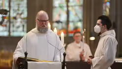 Besonders festlich: Der Rektor von St. Andreas, Pater Christoph, tr&auml;gt das Evangelium singend vor. / &copy; Beatrice Tomasetti (DR)