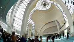 Besucher gehen am Tag der offenen Moscheen durch den Gebetssaal der Zentralmoschee in Köln-Ehrenfeld / © Rainer Jensen (dpa)