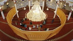 Besucher stehen am Tag der offenen Moschee während einer Führung in dem Gebetsraum der Yavuz-Sultan-Selim-Moschee in Mannheim. / © Ronald Wittek (dpa)