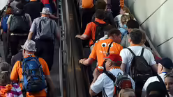 Besucherströme ziehen durch die Stadt (dpa)