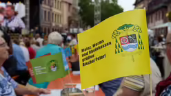 Besucher verfolgen vom Marktplatz aus die Weihe auf einer Gro&szlig;leinwand / &copy; Harald Oppitz (KNA)