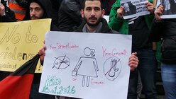 Dieser Syrer zeigt mit diesem Plakat, dass man Frauen respektieren sollte  / © Melanie Trimborn  (DR)