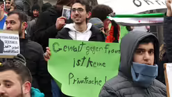 Keine Privatsache - daher steht dieser Syrer vor dem Dom und spricht sich &ouml;ffentlich gegen Sexismus aus. / &copy; Melanie Trimborn (DR)