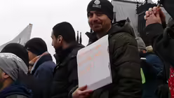 Klare Worte auf Pappe. Viele nutzen die Plakate um sich still mitzuteilen.  / © Melanie Trimborn (DR)