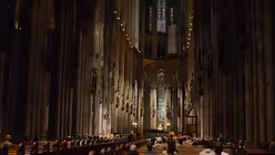 Bis 1 Uhr früh harren noch rund 100 Zuhörer aus. / © Tomasetti (DR)