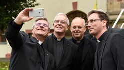 Weihbischöfe machen ein Selfie, links Dominikus Schwaderlapp / © Harald Oppitz (KNA)