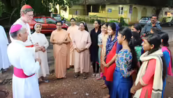 Bischof Alex Vadakumthala und Kardinal Woelki im Gespr&auml;ch mit Aspirantinnen des Apostolischen Karmels in Kannur. / &copy; Ammann (Erzbistum K&ouml;ln)