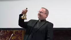 Bischof Bätzing läutet die Glocke (dpa)