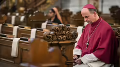 Bischof Franz Jung in einer Kirche / &copy; Julia Steinbrecht (KNA)