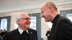 Bischof Gebhard F&uuml;rst (l.) und Bischof Franz-Josef Overbeck / &copy; Julia Steinbrecht (KNA)