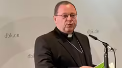 Bischof Georg Bätzing bei der Eröffnungs-Pressekonferenz / © Ingo Brüggenjürgen (DR)