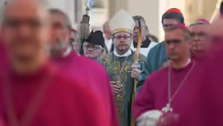 Bischof Georg Bätzing beim Einzug (dpa)