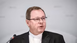 Bischof Georg Bätzing / © Julia Steinbrecht (KNA)