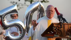 Bischof Hofmann bedankt sich für die gelungene Überraschung. / © Beatrice Tomasetti (DR)