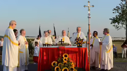 Bischof Hofmann mit einem großen Kreis an Konzelebranten. / © Beatrice Tomasetti (DR)