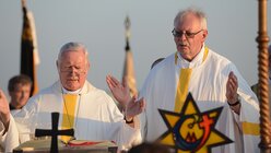 Bischof Hofmann und Kreisdechant Brennecke beim Hochgebet. / © Beatrice Tomasetti (DR)