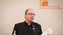 Bischof Stephan Ackermann bei der deutschen Bischofskonferenz / &copy; Julia Steinbrecht (KNA)