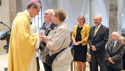 Bischof Wilmer begrüßt Vertreter des Bistums nach dem Festgottesdienst / © Christian Gossmann/Bistum Hildesheim (KNA)