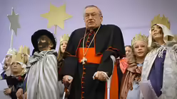 Kardinal Lehmann mit Sternsingern / &copy; Fredrik von Erichsen (dpa)