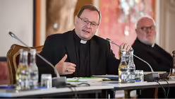 Bischofs Georg Bätzing / © Julia Steinbrecht (KNA)