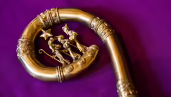 Bischofsstab von Bischof Peter Kohlgraf - ein Geschenk aus K&ouml;ln / &copy; Harald Oppitz (KNA)