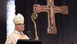 Bischof Peter Kohlgraf spricht w&auml;hrend seiner Amtseinf&uuml;hrung im Mainzer Dom. / &copy; Arne Dedert (dpa)