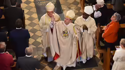 Georg B&auml;tzing winkt beim Auszug nach seiner Bischofsweihe und Amtseinf&uuml;hrung / &copy; Harald Oppitz (KNA)