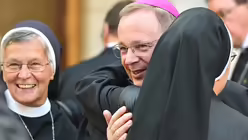 B&auml;tzing umarmt eine Ordensschwester / &copy; Harald Oppitz (KNA)