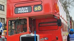 Bläck Fööss mit einem englischen Bus zum 50. Bühnenjubiläum (DR)