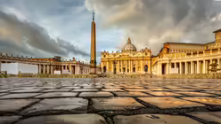 Blick auf den Petersdom vom Petersplatz / &copy; Ansharphoto (shutterstock)