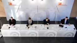 Blick auf die Pressekonferenz / &copy; Sascha Steinbach (epa pool)