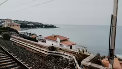Blick aus dem Zug in die italienische Landschaft / © Luis Rüsing 