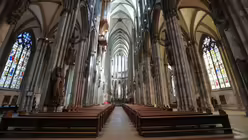 Blick ins Hauptschiff des K&ouml;lner Doms w&auml;hrend des Karfreitagsgottesdienstes / &copy; Henning Schoon (Kirchenzeitung Koeln)