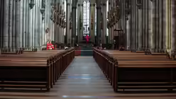 Blick ins Hauptschiff des K&ouml;lner Doms w&auml;hrend des Karfreitagsgottesdienstes / &copy; Henning Schoon (Kirchenzeitung Koeln)