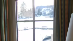 Blick in den verschneiten Klostergarten / © Susanna Gutknecht (DR)