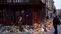 Blumen vor dem Caf&eacute; Carillon / &copy; Marius Becker (dpa)