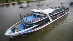 Boote und Schiffe fahren bei der "M&uuml;lheimer Gottestracht" auf dem Rhein / &copy; Henning Kaiser (dpa)