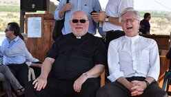 Die Vorsitzenden der beiden großen Kirchen in Deutschland auf einem Boot auf dem See Genezareth. / © Harald Oppitz (KNA)