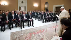 Die Fohlen lauschen dem Papst / &copy; L'Osservatore Romano (dpa)