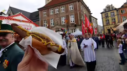 Bratwurstgeruch und Weihrauch bei Libori / &copy; Nicolas Ottersbach (DR)