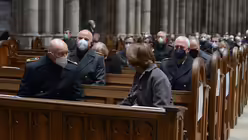 Brigadegeneral Richard Frevel Im Gespräch mit Oberbürgermeisterin Frevel, dahinter Generalleutnant Dr. Ansgar Rieks und Generalleutnant Jürgen Weigt. / © Beatrice Tomasetti (DR)