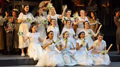 Britney (vorne links) geh&ouml;rt zu der Gruppe von M&auml;dchen, die ihren Highschool-Abschluss feiern / &copy; Bernhard Walterscheid (K&ouml;lner Dommusik)