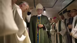 Rainer Maria Kardinal Woelki weiht das Atrium der Brotvermehrungskirche / &copy; Corinna Kern (dpa)