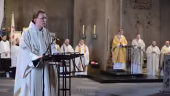 Bruder Frank Krampf begrüßt die Festgemeinde / © Tomasetti (DR)