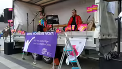 B&uuml;hne von Maria 2.0 vor dem K&ouml;lner Dom / &copy; Oliver Kelch  (DR)