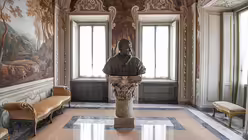 Eine büste von Papst Johannes Paul II. / © Alessandro Di Meo (dpa)